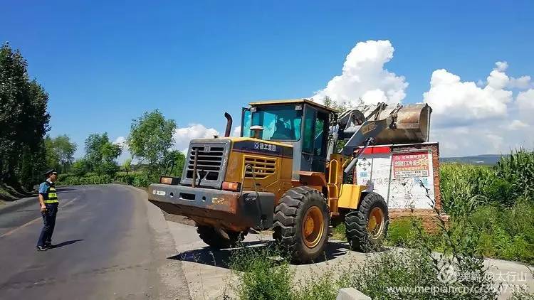 陵川公路段路政大队再次亮剑加大路域环境整治力度