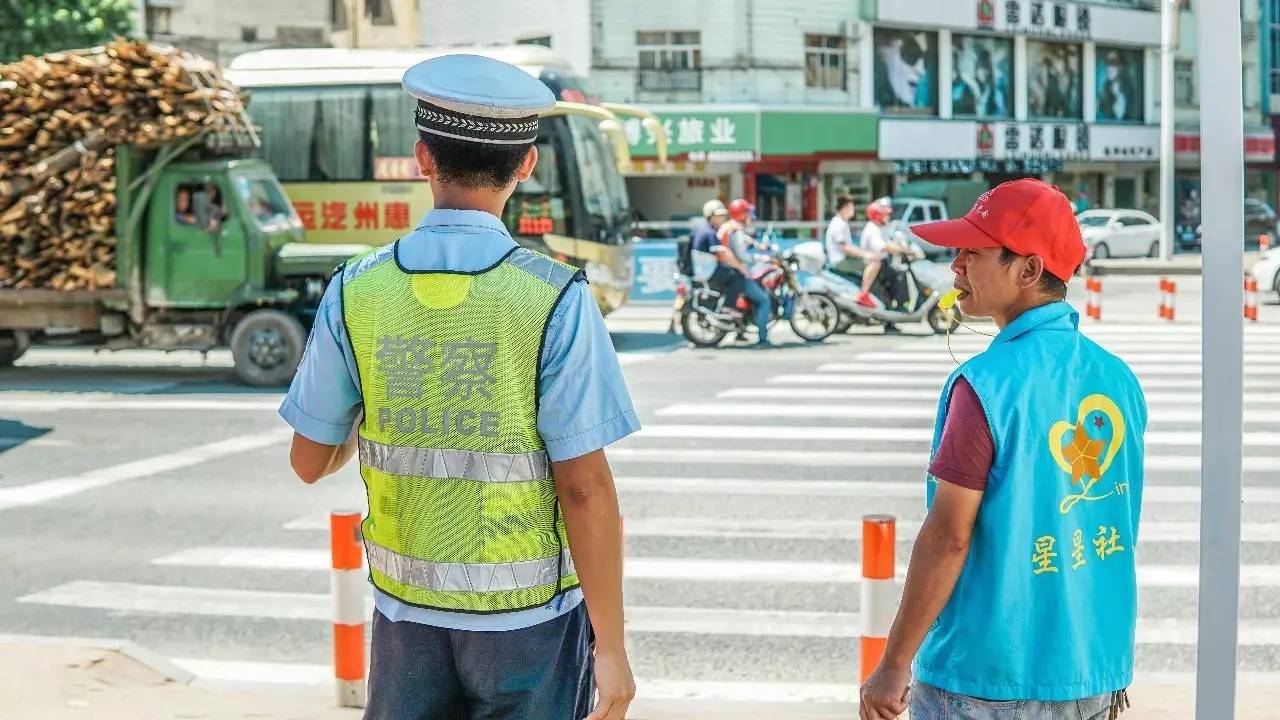 (交警和志願者一起指揮交通)在博羅的街道上可以感受出博羅對道路的