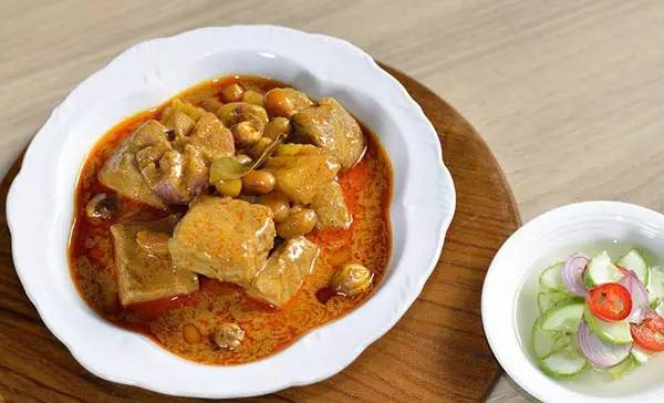 泰国马沙文咖喱 泰国马沙文咖喱,汤中的甜味带有坚果的味道,还有香