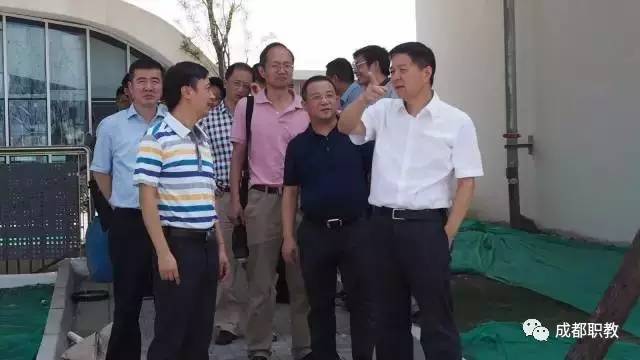 一行参观青苏职中新校区由成都市人大常委会秘书长,办公厅主任谢志迪