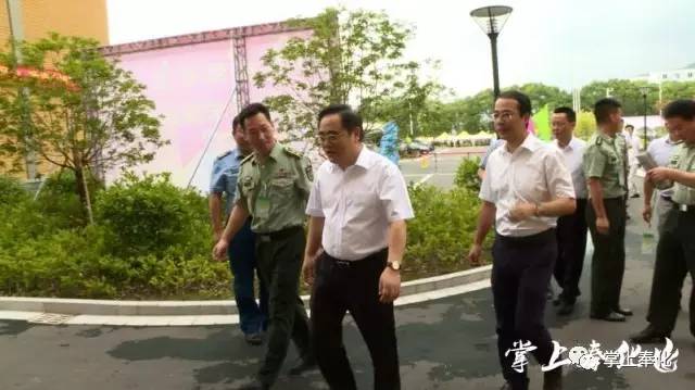 奉化区委常委,区人武部政委江正中,副区长鲁霞光,区人武部部长徐海伟