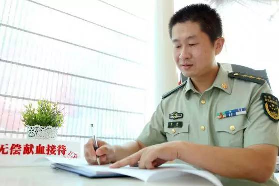 位固定献血者,他就是来自上海公安消防总队某中队的29岁武警上尉甄涛