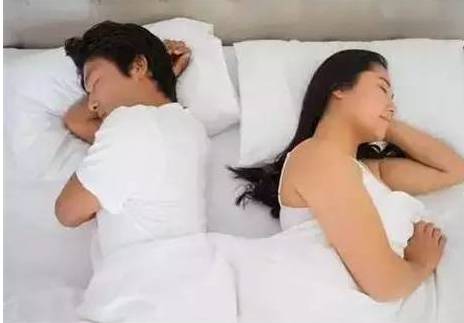 通常这种动作都是属于两人一刻都不愿分开,因此睡觉的时候也要贴着脸