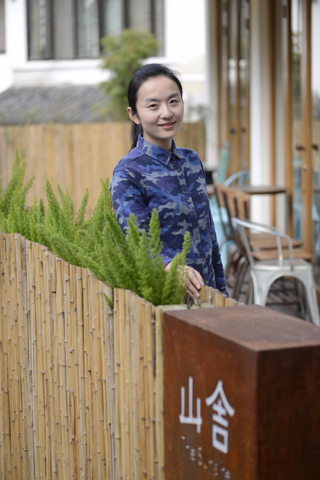 她钟情于杭州,与丈夫崔超一起在西湖边建起一家属于自己的温暖民宿