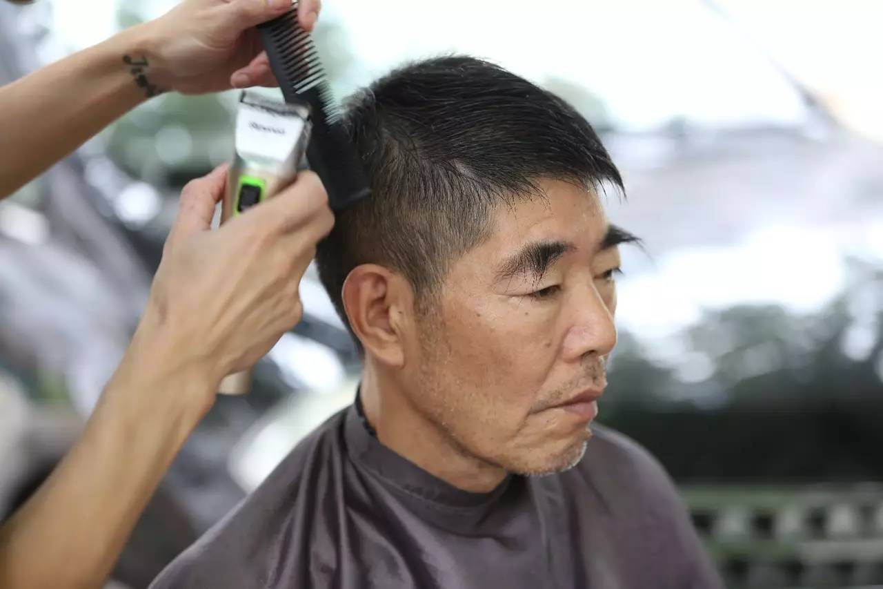 由于行动不便无法下楼,所以发型师亲自上门为老人剪发剪发后老人和