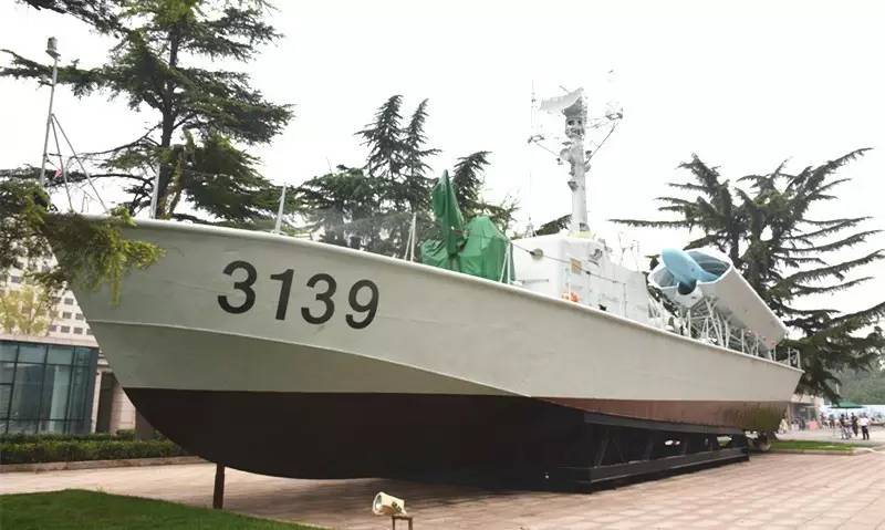 江南造船资深技术团队在军博现场对3139艇,123型鱼雷快艇和414艇等3型