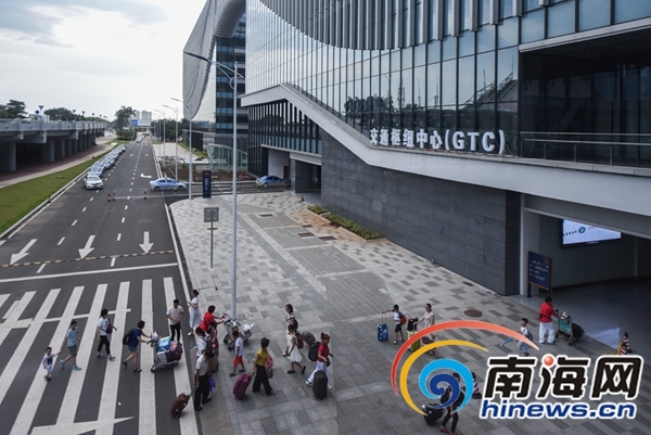 据介绍,目前机场客流量日均达6万人次,进出美兰机场高铁站旅客日均1万