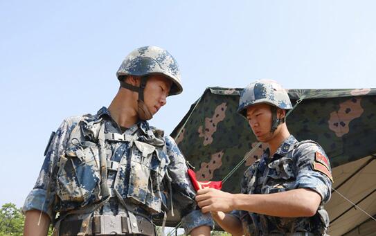 中国空军空降兵某旅侦察营战士许中卫和许少卫.刘汉帝 摄