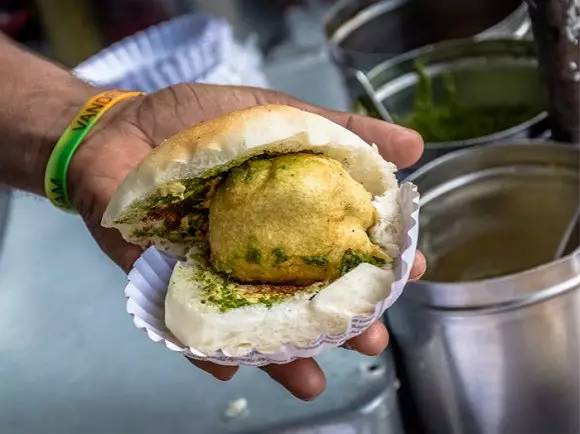 印度:薯餅三明治(vada pav)