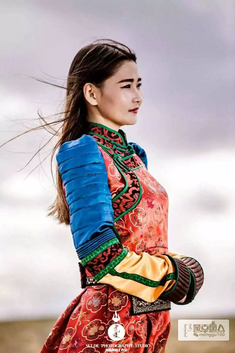 蒙古袍拍照姿势图片