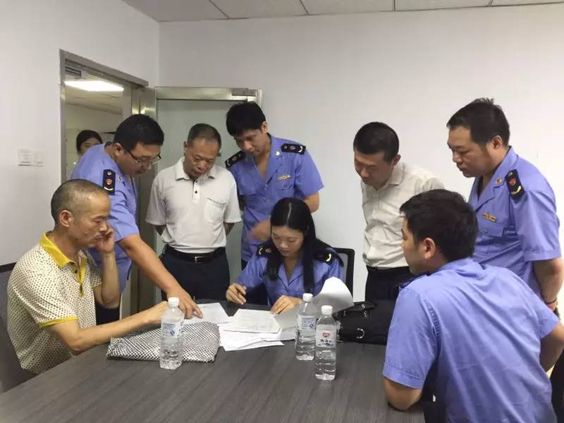 汀溪中学食堂 毛立臻一行来到汀溪中学食堂,仔细检查学校食堂势品