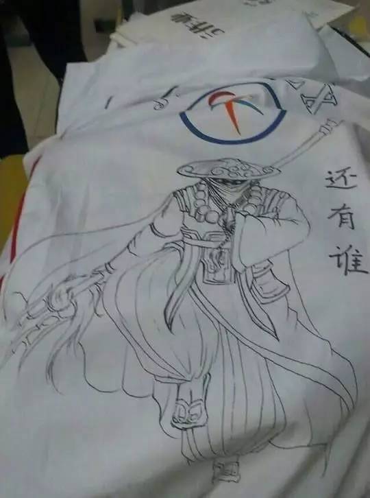 画在校服上的龙图片