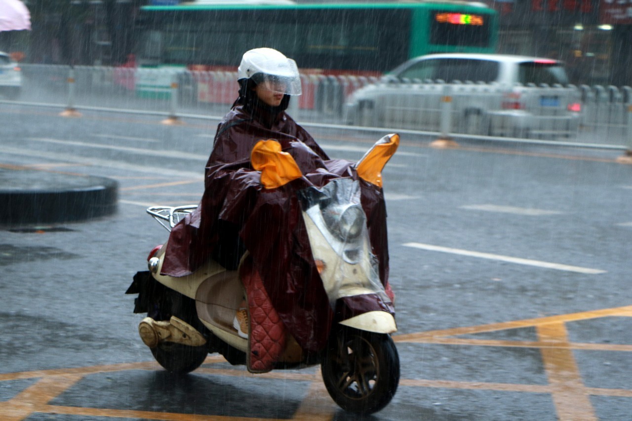 車站小小的屋簷在這樣的暴雨天也是不容易穿裙子的美女不少今早天氣