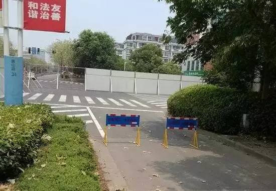 黄山路交叉路口已设置围挡