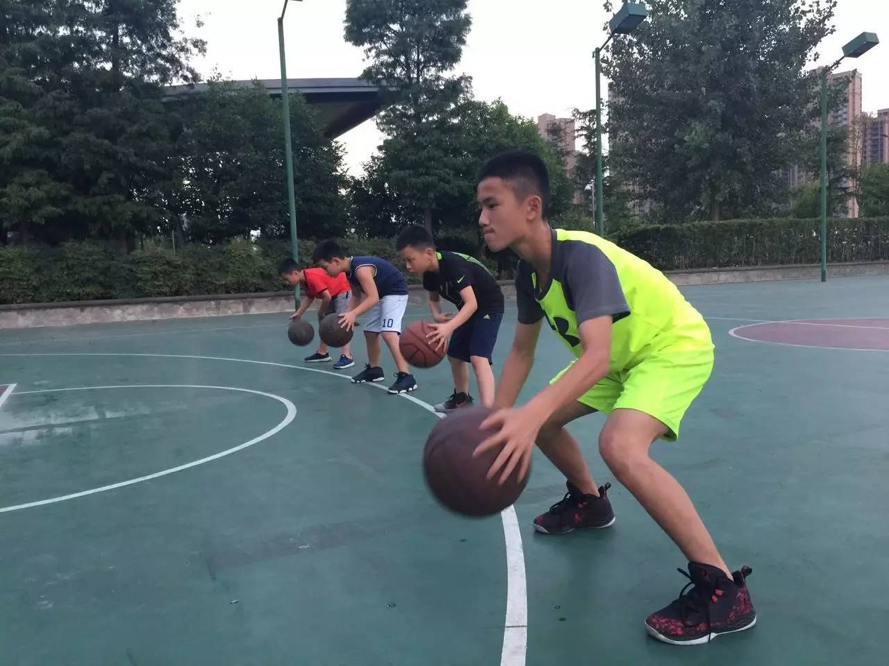 篮球左右手交换运球图片