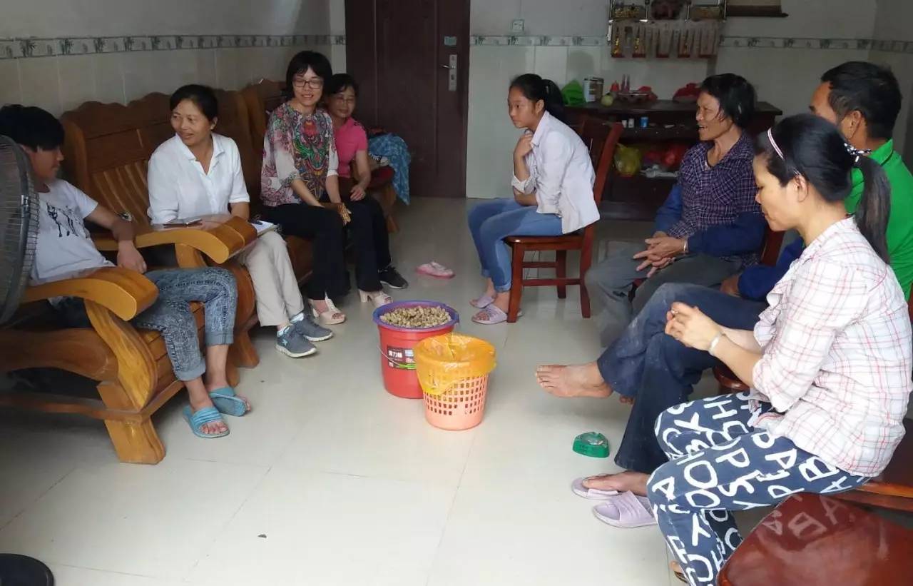 教育 正文 苏圩镇初级中学的老师们来到学生家中开展假期家访活动"