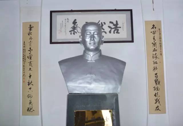 叶廷鹏烈士雕塑1996年7月,林步桥村动工兴建了叶廷鹏烈士纪念室.