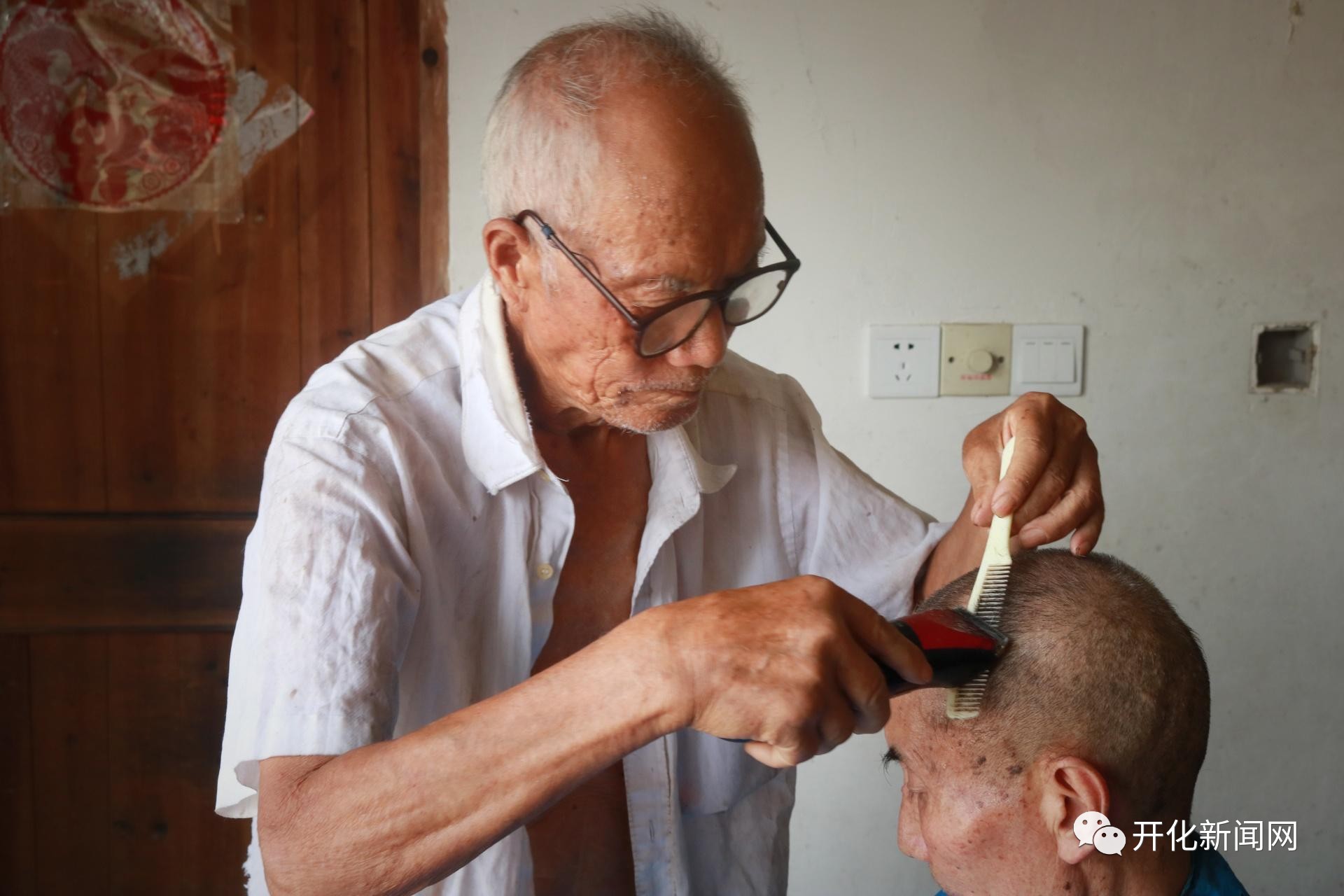 开化91岁老爷爷火了!当了68年上门理发师,每次只收3块钱