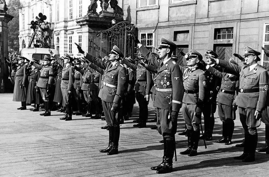 希特勒纳粹礼士兵图片