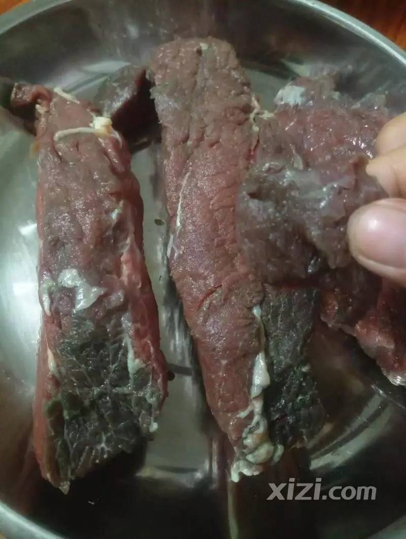 商家被利益燻了心!居然敢賣這沒樣的牛肉,真的噁心