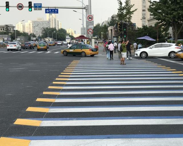 蓝白黄三色斑马线现身北京街头 视觉更立体更清晰