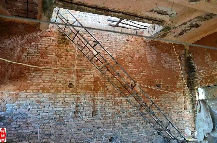 炮楼里的铁制楼梯,不知是否是原装的?