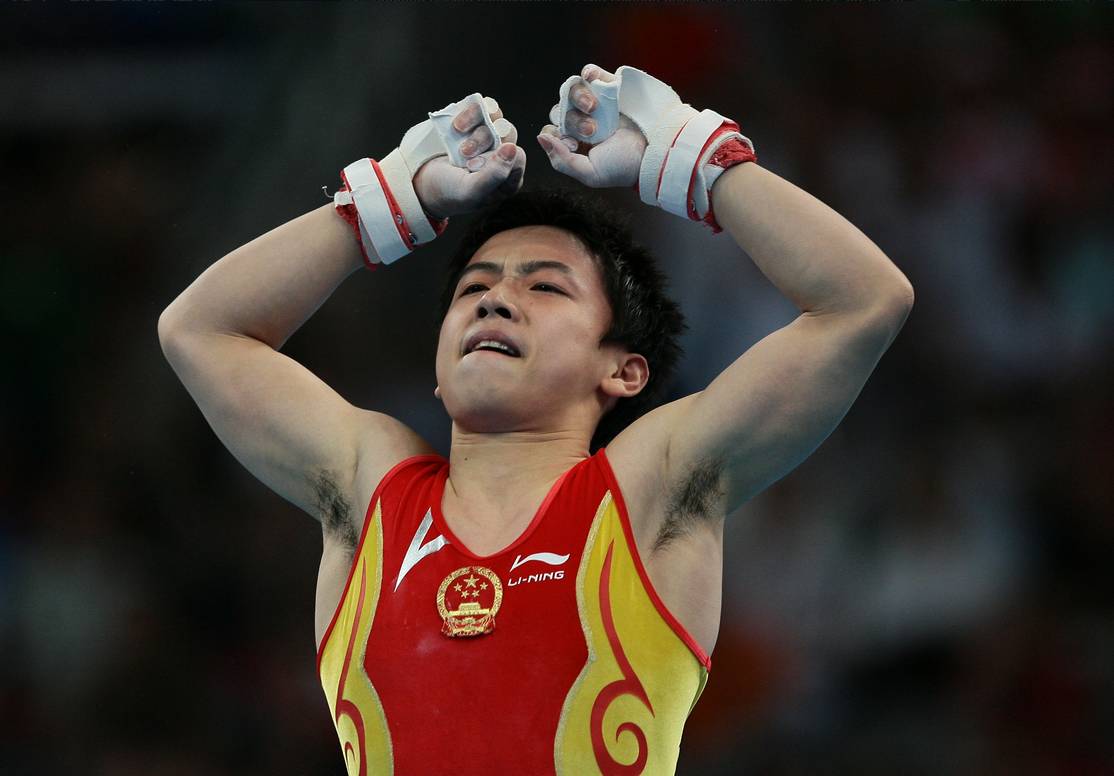 年仅20岁的邹凯一举拿下了男团,自由操,单杠三块金牌一届奥运会收获