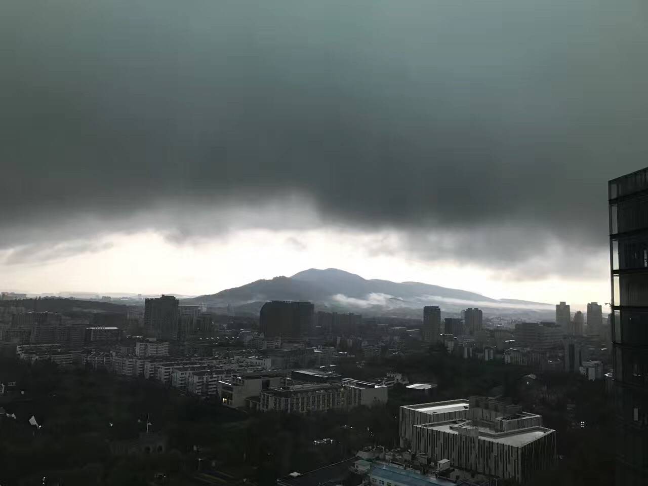 黑压压的天空,看着就害怕!这是早上八九点的南京吓醒了多少南京人!