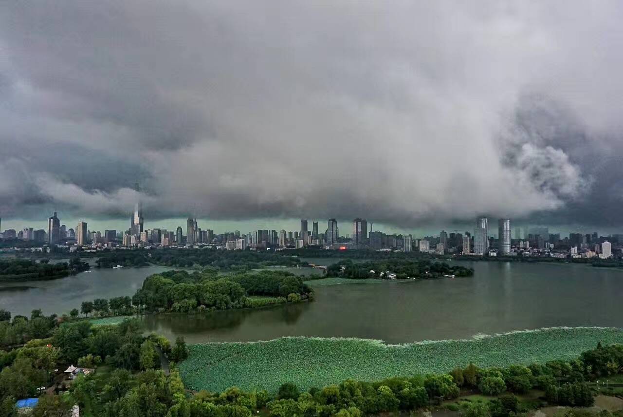 暴雨来袭今早南京人的朋友圈都被大雨刷屏了