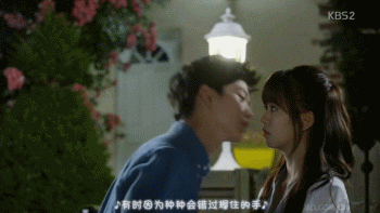 为啥韩剧《学校》系列拍吻戏永远亲不到嘴?