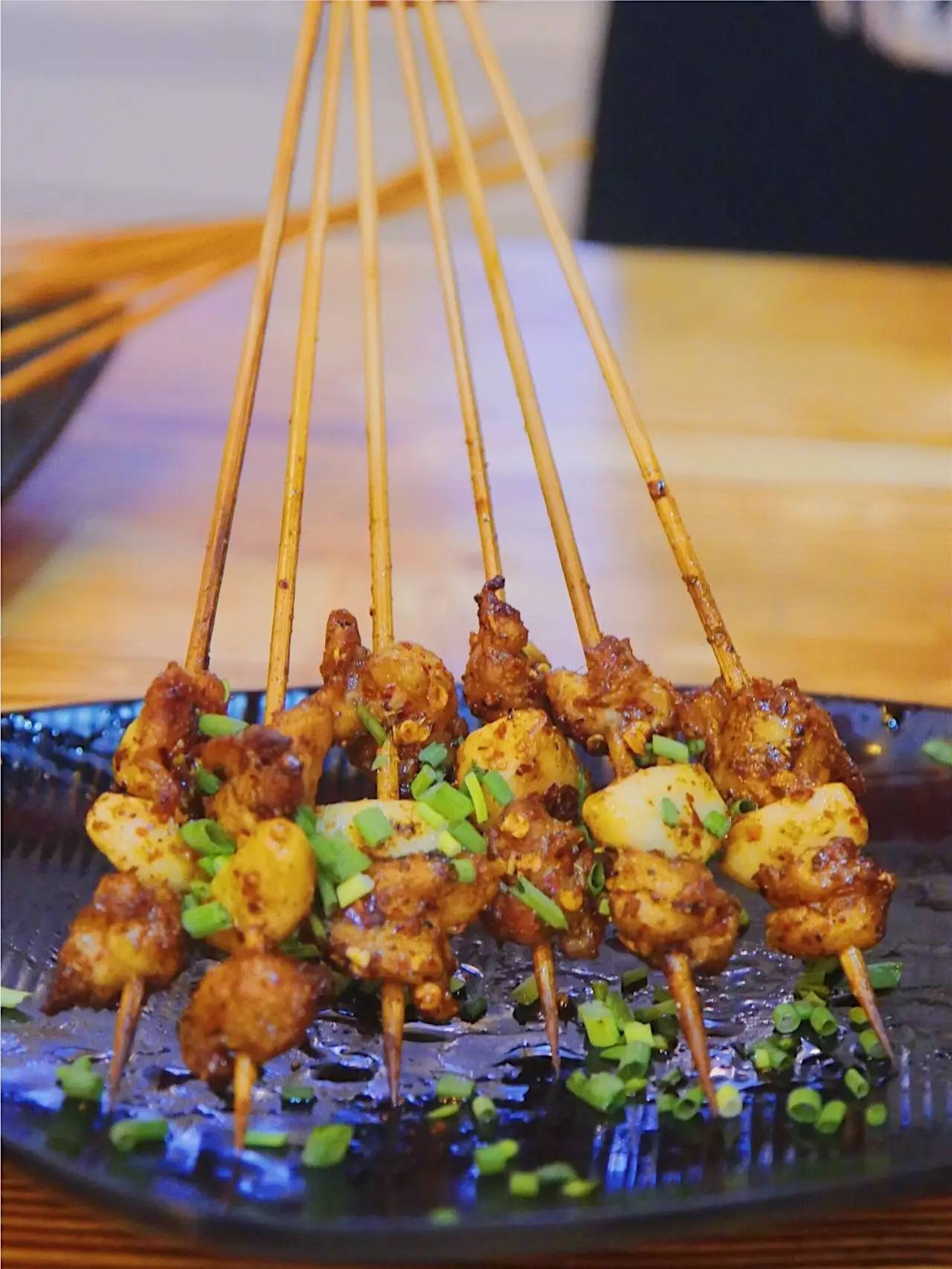 鸡肉串居然还能玩出花儿,鲜嫩的鸡肉和大葱一起烤,妹子大口吃起来完全