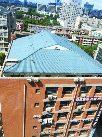 韋伯豪家園樓頂違建多 蹊蹺的