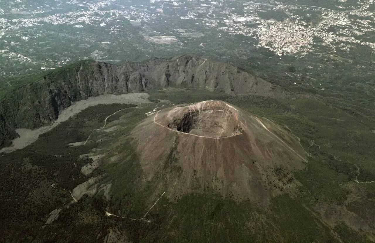 在千年之前吞噬庞贝古城的维苏威火山至今还威胁着附近的居民