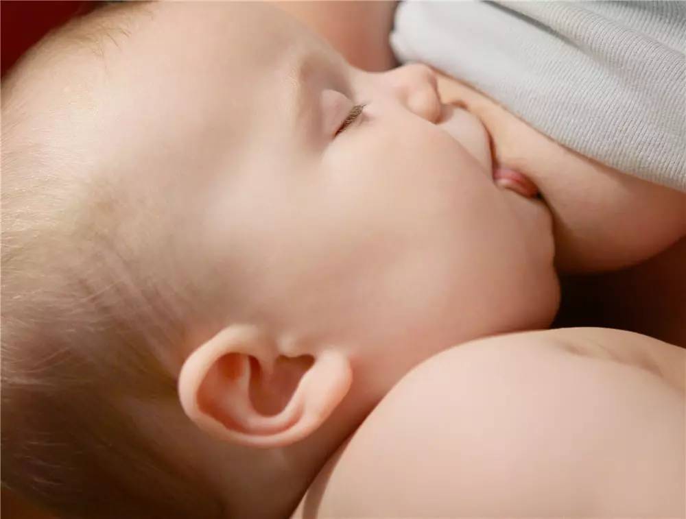 娃吃奶 哺乳期图片