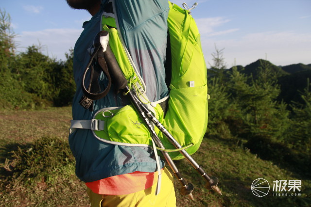 o家一貫採用的登山杖收納帶,方便登山杖的收納,拿取