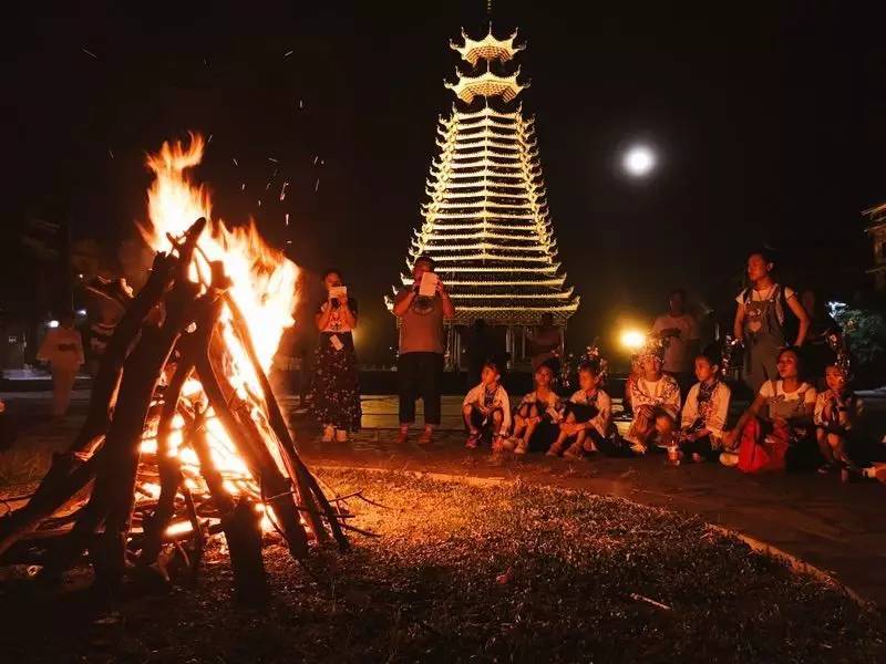 在热闹的篝火晚会里向侗族朋友告别,贵州,我们相约再见!