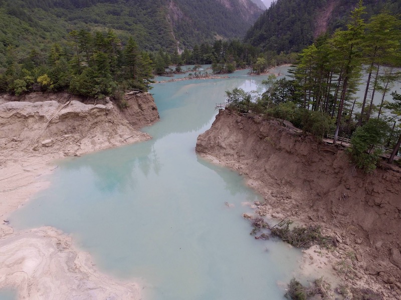 圖片來源:四川在線九寨溝景區火花海由於地震產生缺口.