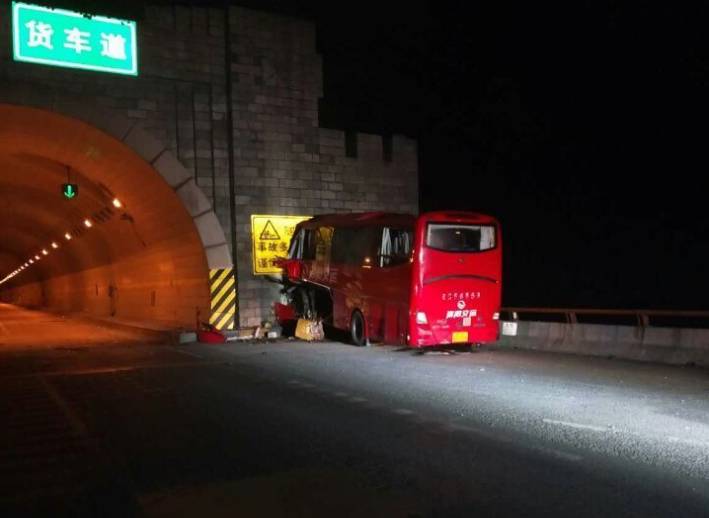 秦岭隧道特大交通事故图片