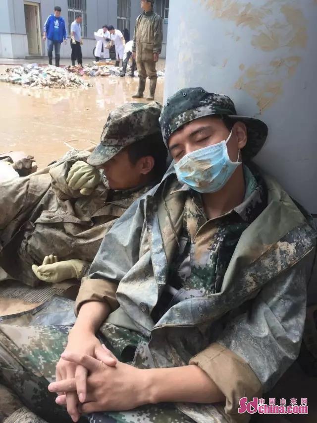 抗洪搶險我人民子弟兵是最靠得住的人