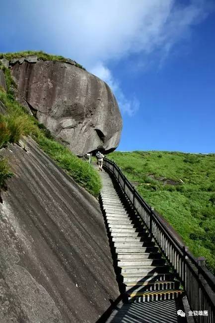 金铙山主峰白石顶1858米 素有"东南之巅"之称 蓝天,白云,群山,云海