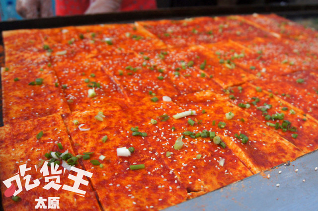 铁板豆腐刚到市场门口,就发现很多小吃摊摊摆在市场口的两旁
