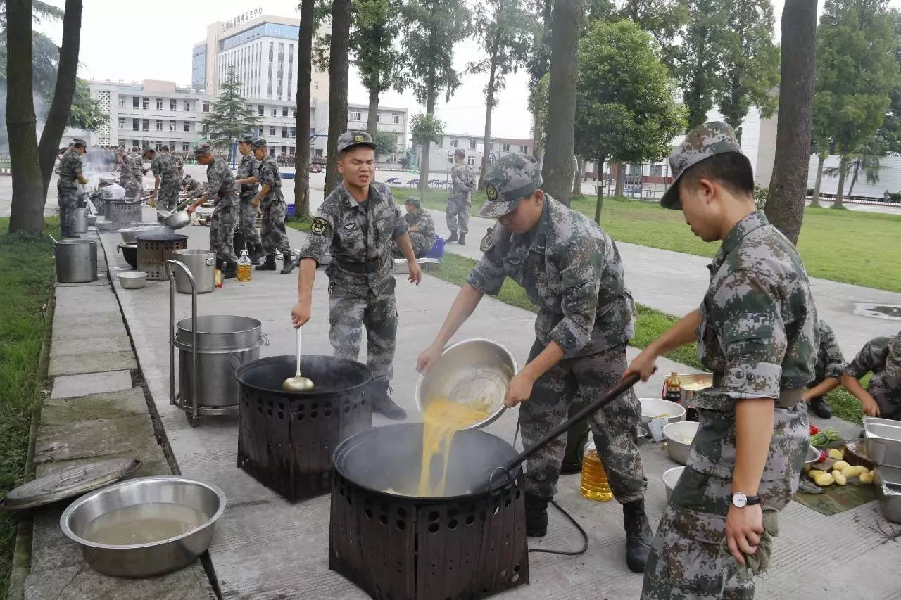 军营食堂丨炊事兵要给你做饭来吗