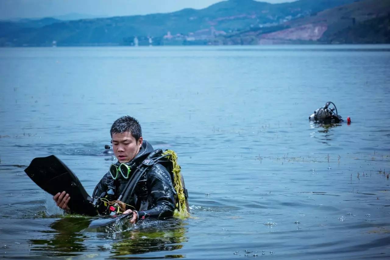 抚仙湖潜水员死亡图片