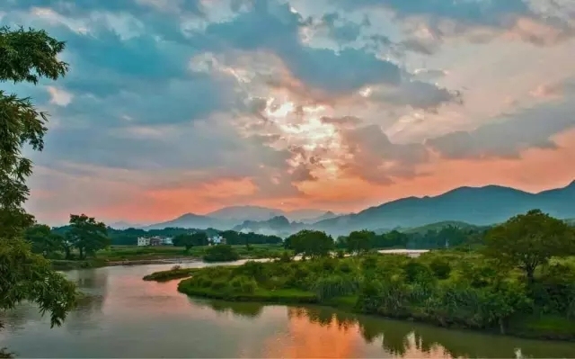 阳山黎埠这个村山清水秀,风光旖旎,许多游客到此感受田园生活!