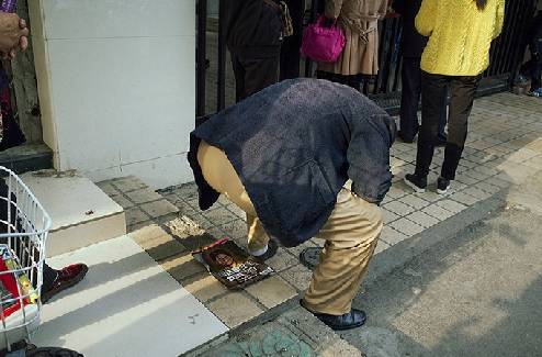 一男子当街大便图片