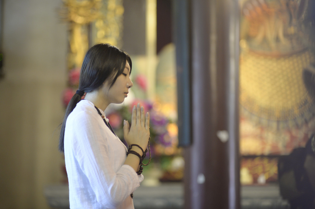 一个人在佛前祈祷图片图片
