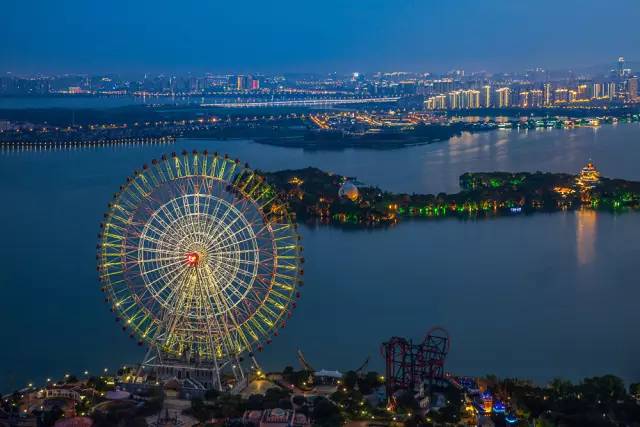 然而土地价值的一再攀升,金鸡湖周边住宅市场的饱和,令自然湖景资源更