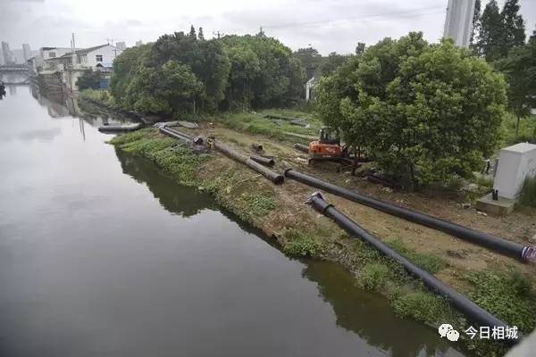 "263"在行动 朝阳河黄桥段沿岸公厕已拆除,工棚排水口接管提上日程