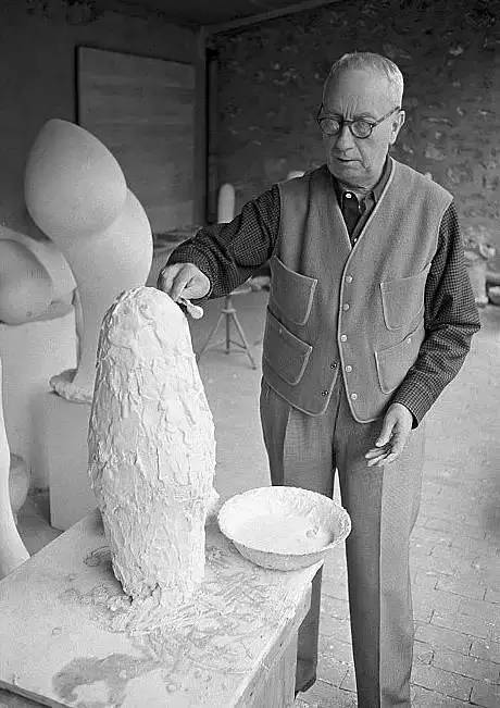 创作中的阿尔普阿尔普认为,对雕塑作品的精雕细琢会使作品失去生命力