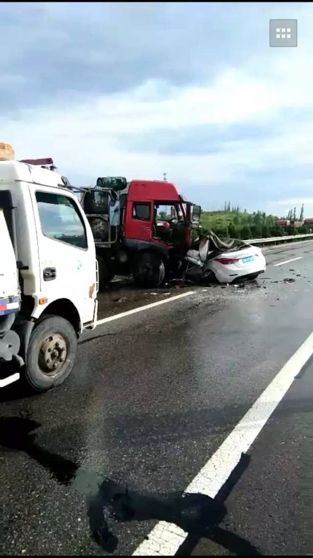 【惊险】包茂高速靖边段:大货车飞跃绿化带压扁了小轿车,小车内两人